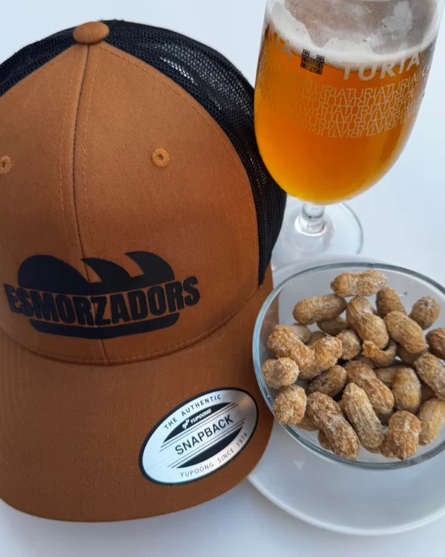 La gorra es nueva.
El comboi… el de siempre.

🍺🥜🧢

#esmorzadors #esmorçaret #esmorçaret #gorratrucker