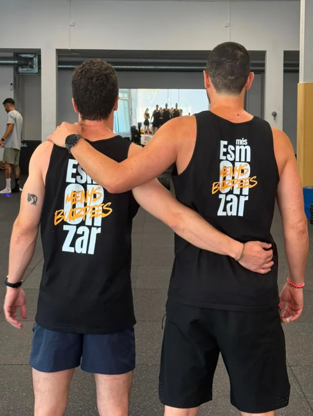 Ayer fuimos a divertirnos a nuestro gym de confianza @halo.functional.club 

1️⃣ Nos autoproclamamos vencedores
2️⃣ Paseamos nuestro modelo más gym bro “mes esmorzar menys burpees”
3️⃣ Montamos nuestra pop up store
4️⃣ faltamos el respeto a la gente a la vez que nos quedábamos con su dinero (muy de esmorzadors)
5️⃣ Patrocinamos un workout
6️⃣ Sudamos
7️⃣ También lloramos (por dentro)
9️⃣ aprovecha el Cod: HALO y llévate 5€ de dto en toda la web (solo hasta mañana)

Mes esmorzar, menys burpees! 🔥💪

#esmorzadors #esmorçaret #esmorzaretvalencià #camisetasalmuezo #gymbro
